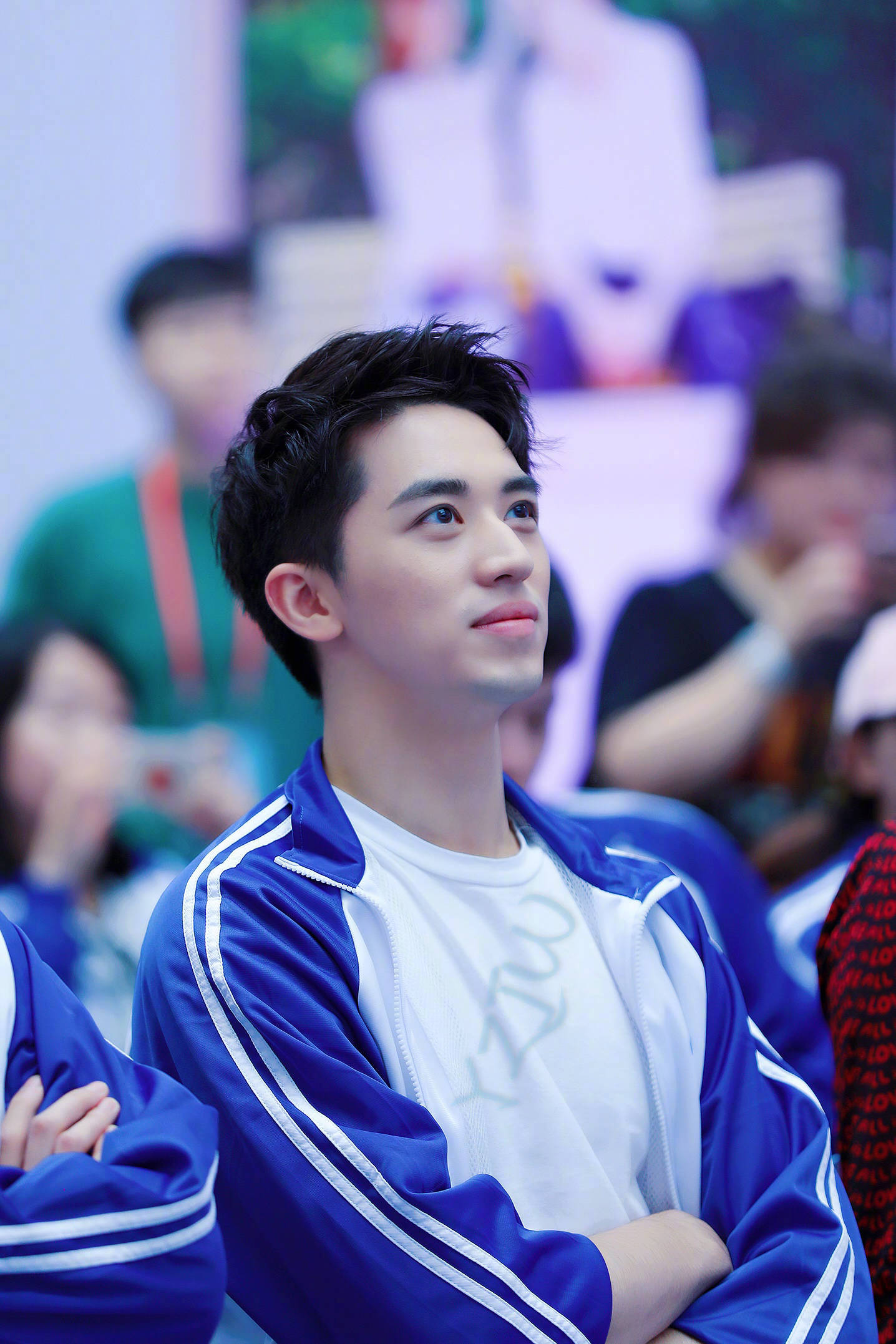 许魏洲蓝白校服再现满屏的青春活力