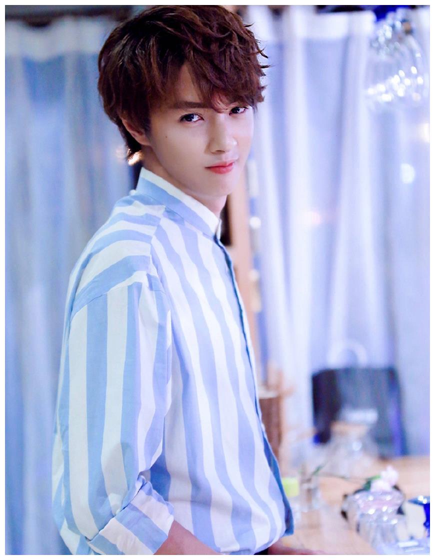 官鸿穿着大裤衩,拎着帆布袋,网友却是cue梁靖康:好好学学!