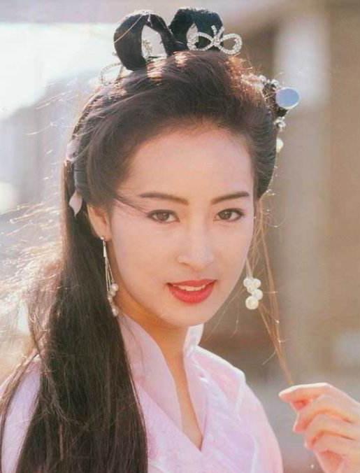 她是香港无线第一古装美女,20岁演"赵敏"走红,曾与梁朝伟相恋