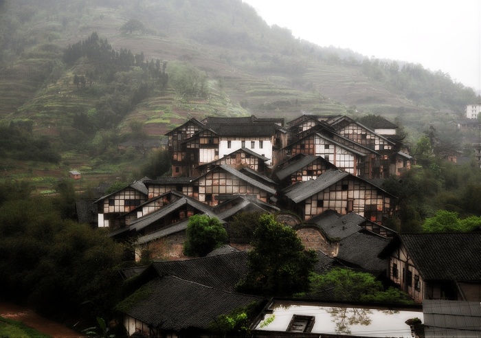 古朴清幽的四川福宝古镇别致的吊脚楼错落有致