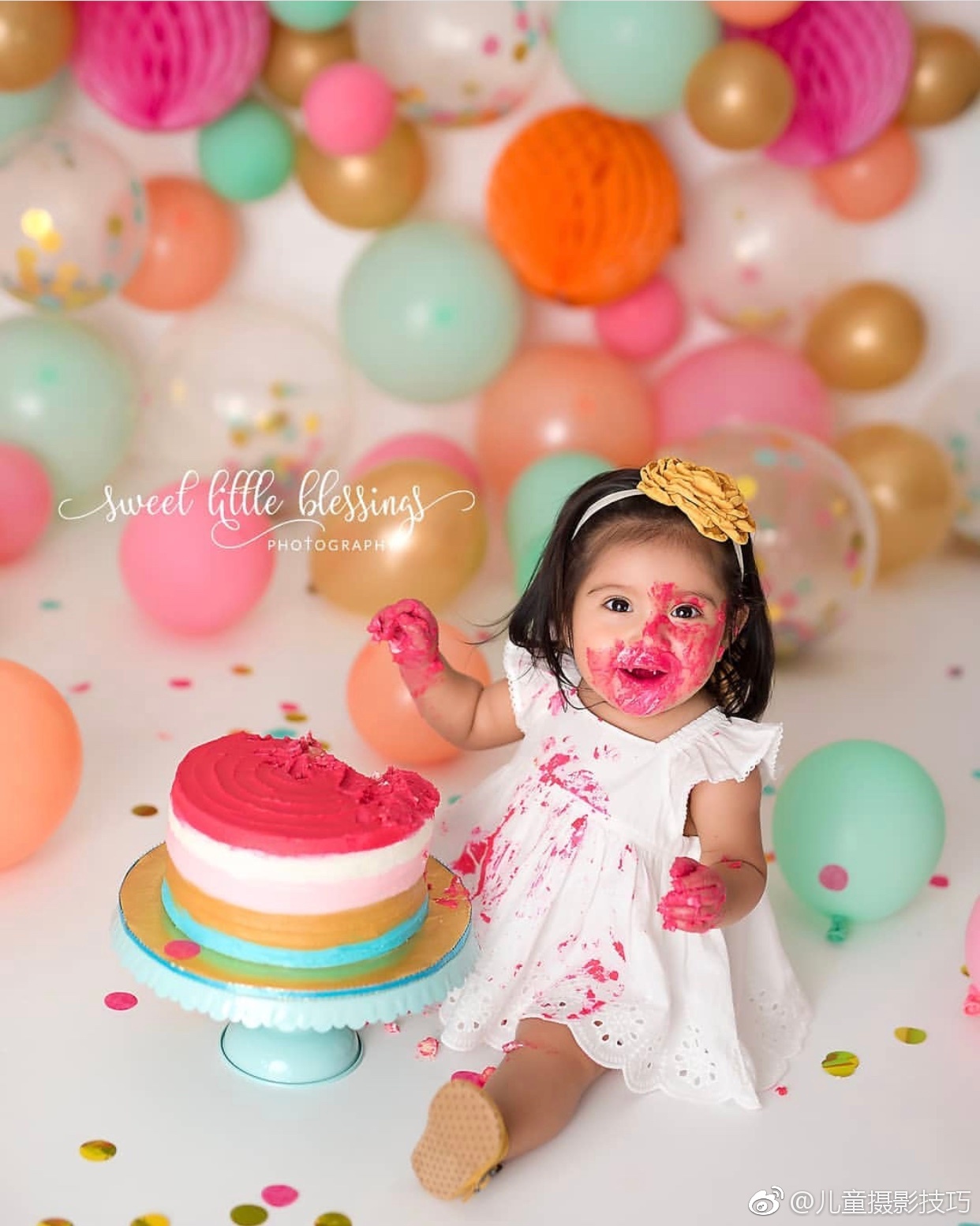现在国外非常流行的宝宝周岁照,摆出一个蛋糕让宝宝自己尽情去发挥