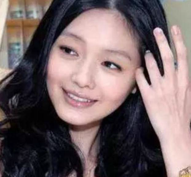 娱乐圈中手最漂亮的女明星赵丽颖上榜可最后全输给她