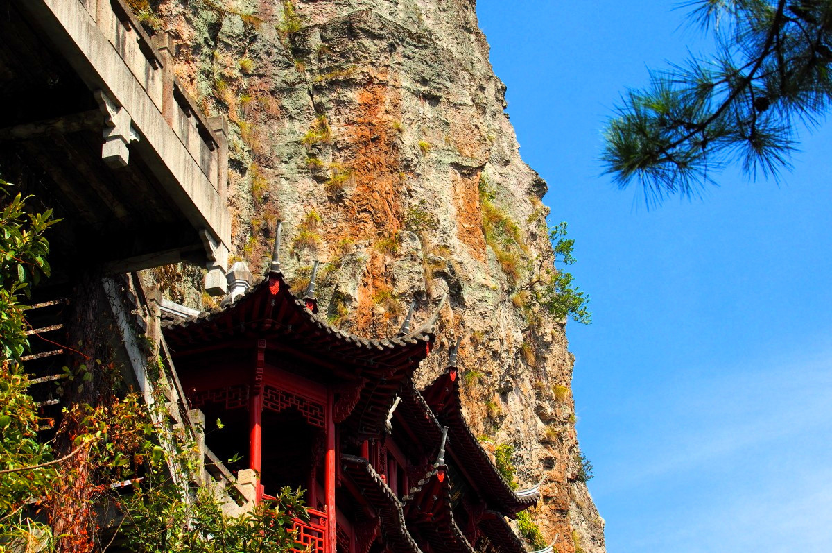 地震山洪,这一座江南唯一的悬空寺依然屹立不倒,与北方的恒山悬空寺遥