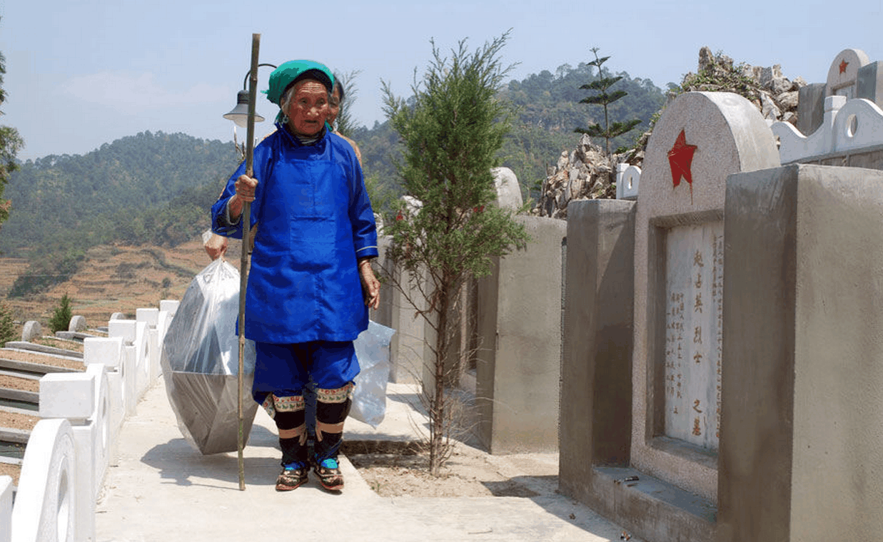 图文直播: 年过70的老母亲沉痛二十载, 第一次给烈士儿子扫墓