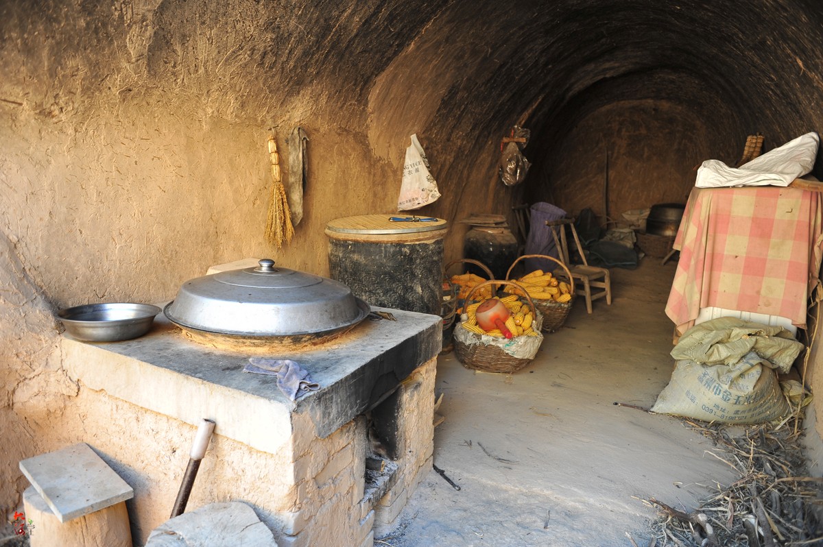 这种土里挖出的民居百年不倒,老人最喜欢住,现在正行将消失