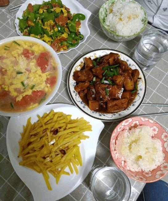 发工资请同事吃饭亲手做了几个家常菜同事却这样的饭菜太寒酸