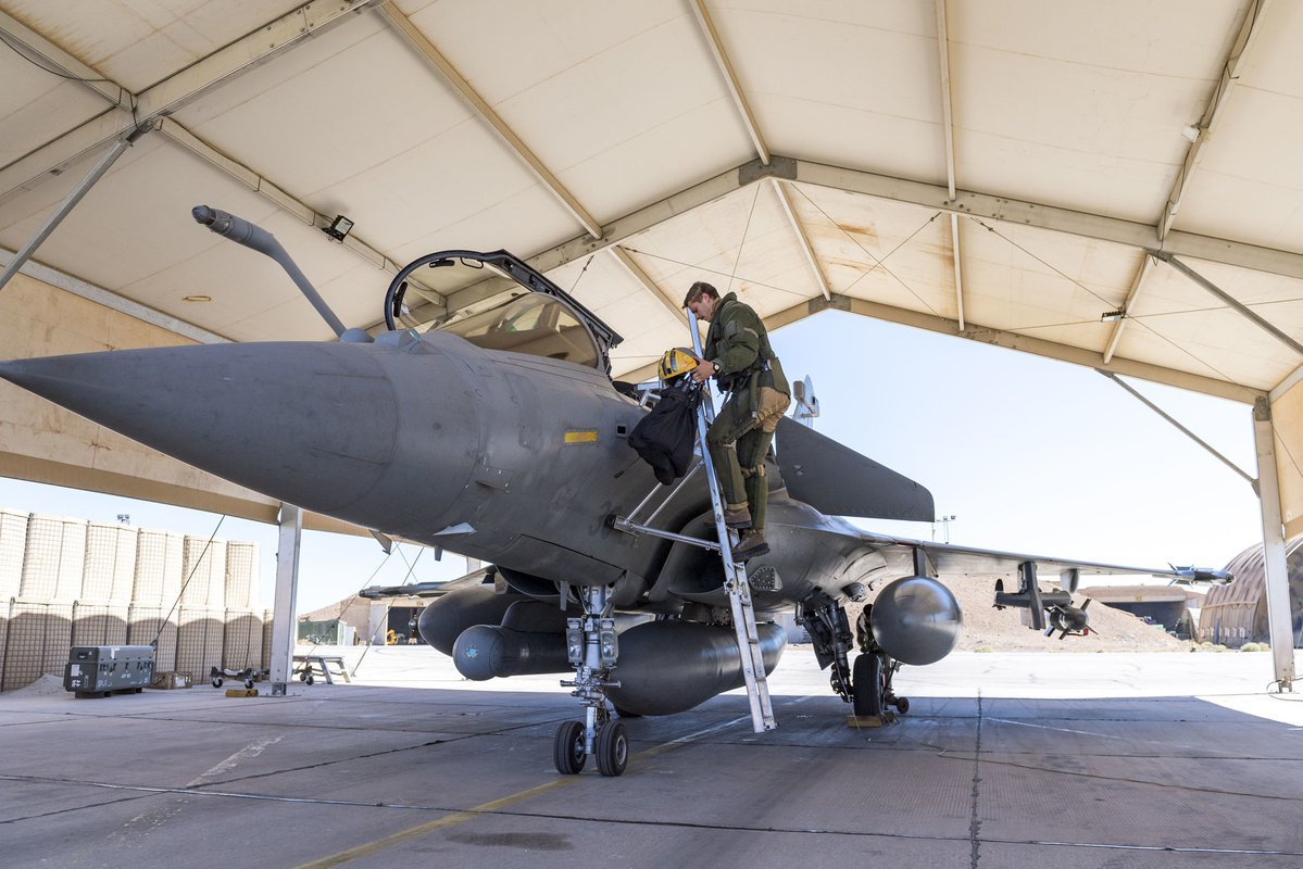 法国空军用金雕拦截大疆无人机_新浪看点