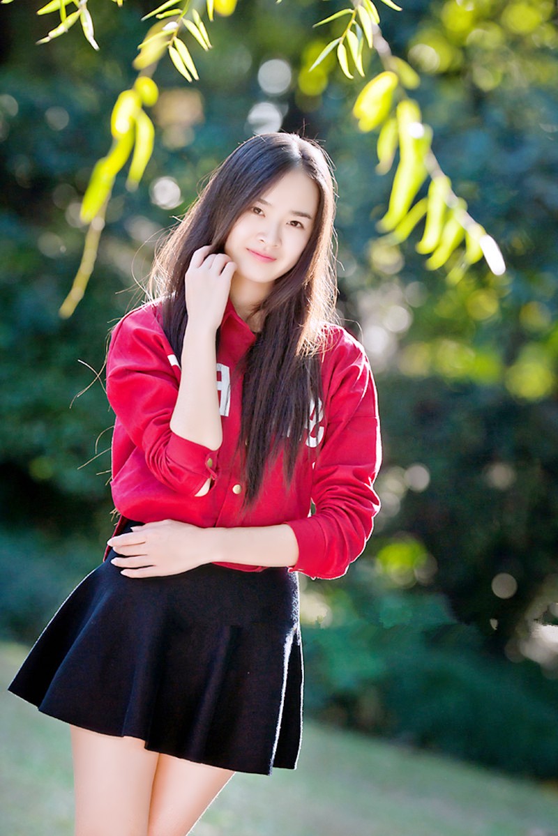 阳光下一个绽放出美丽青春的红衣姑娘