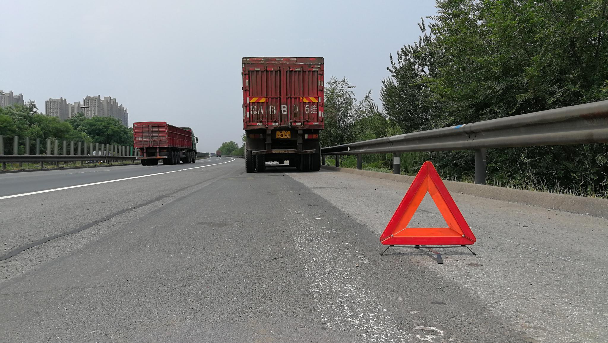高速公路怎样停车才不违法?