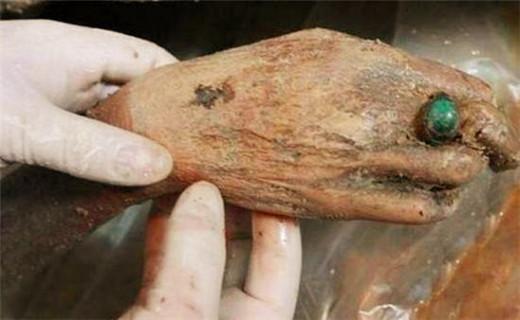 卞壸下葬七十年后,他的墓被盗掘,史载:"尸僵如生,鬓发苍白,两手悉拳