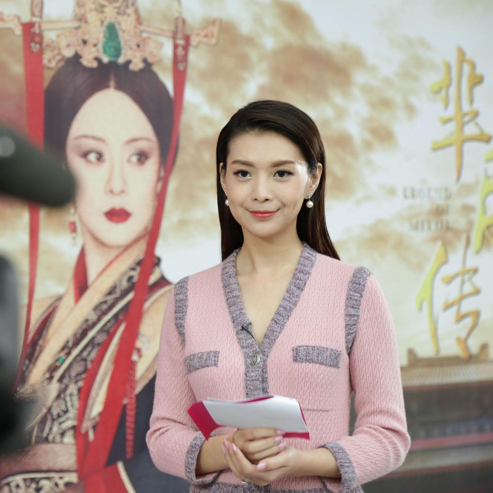 35岁的栗坤近照: 北京卫视主持一姐, 才貌双全的女劳模