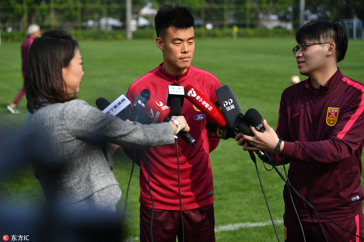 中国杯开战在即中国男足备战训练国家队新人谭龙接受采访