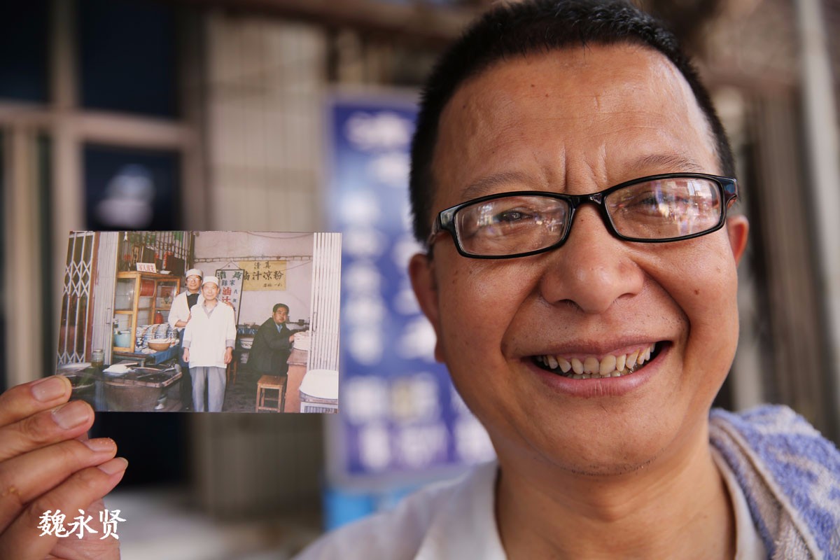 西安西仓东巷,50出头的陈学平在他的卤汁凉粉店用一张照片讲了一段30