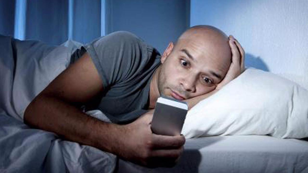 睡觉前还玩手机吗?4个身体损伤变化,看完心里一阵懊恼!