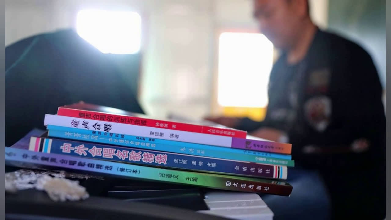 20字小诗《苔》被乡村教师梁俊和山里的孩子