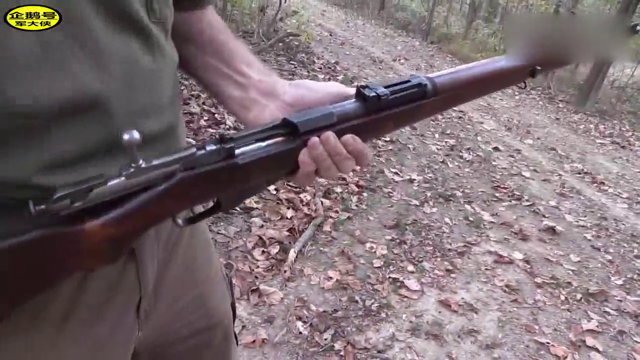 老外试射芬兰莫辛纳甘m39步枪,射击百米目标 枪法准的离谱!