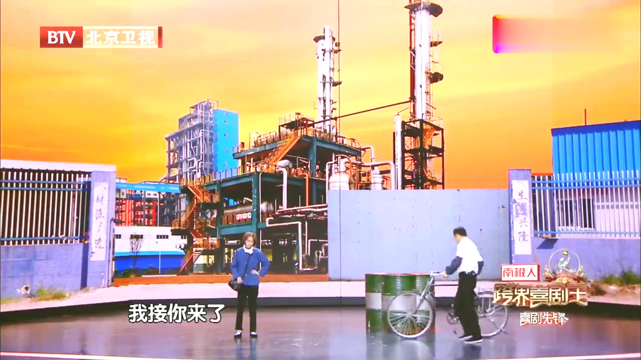 何云伟台上犯烟瘾向李菁要烟李菁舞台演出你克