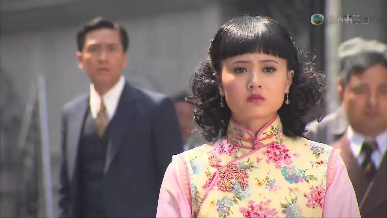 入行第二年,朱晨丽就代替因伤辞演的陈法拉接拍无线重头剧《名媛望 