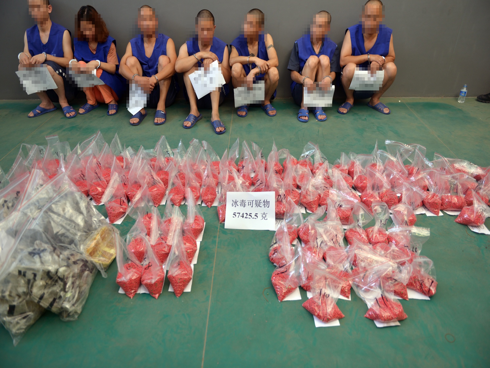 4公斤 120块毒品码放在一起堆成了一堵"墙"|景洪|云南|传动轴_新浪