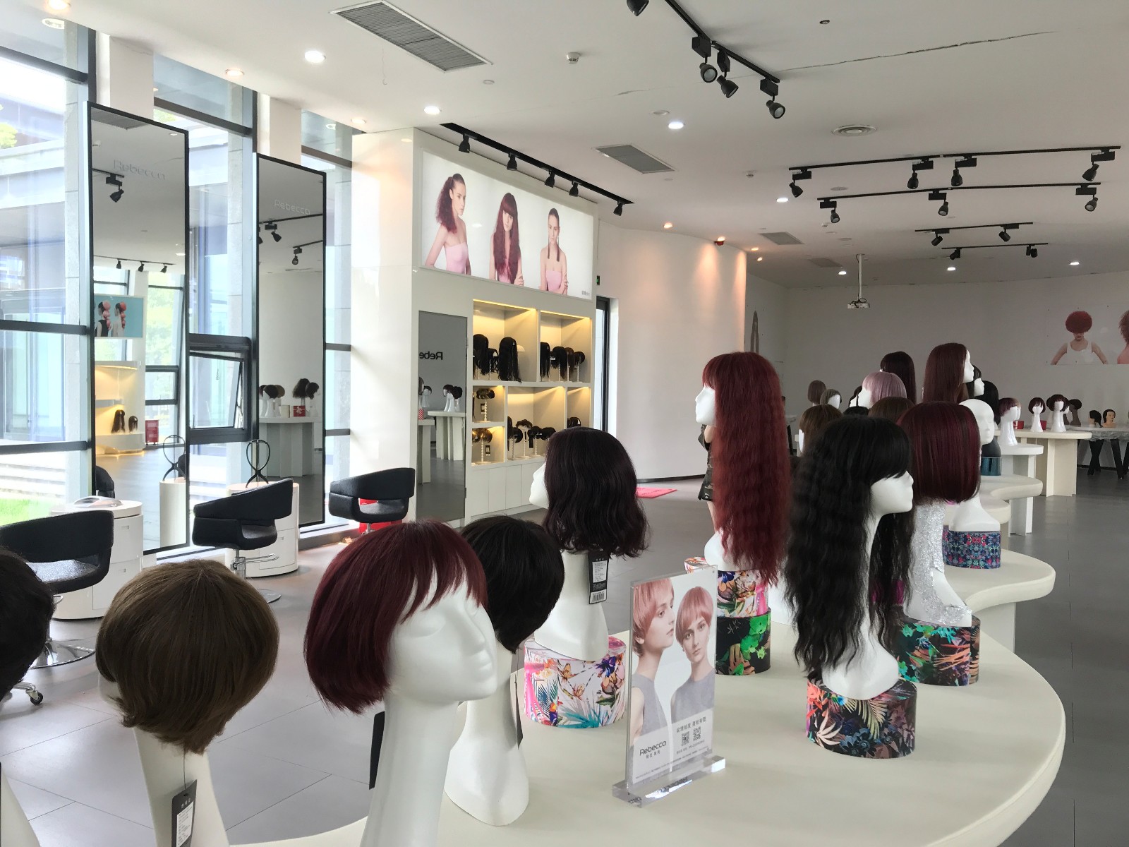 实拍河南假发之都 花费上万收一束头发 最长1米多!