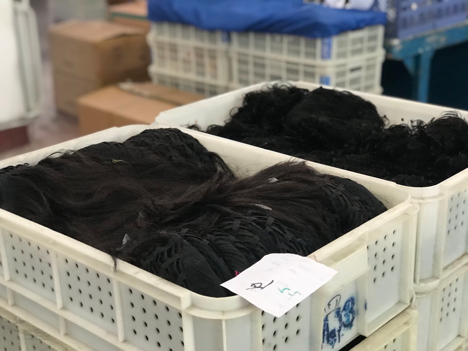 实拍河南假发之都 花费上万收一束头发 最长1米多!