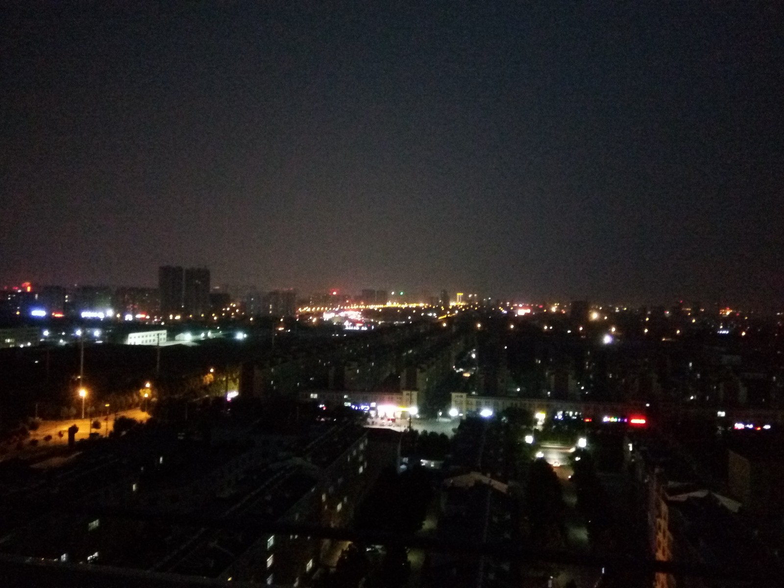 晚风阵阵的夜晚天台 灯光点点 万家星火