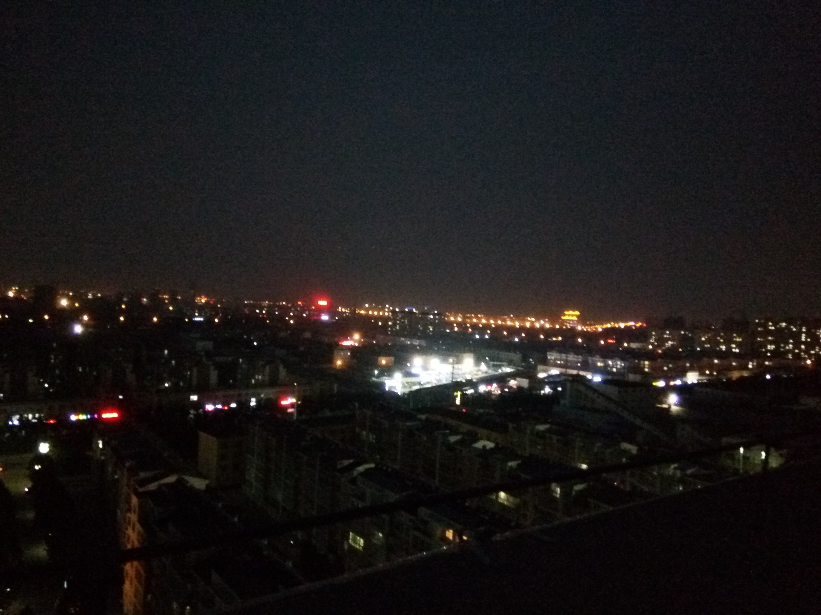 晚风阵阵的夜晚天台 灯光点点 万家星火