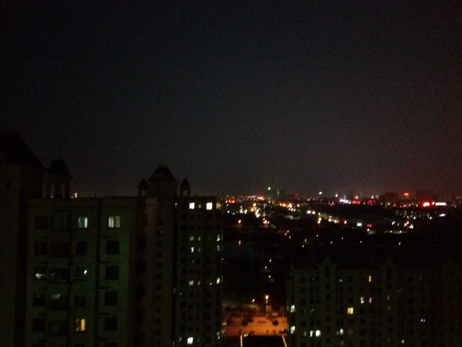 晚风阵阵的夜晚天台 灯光点点 万家星火