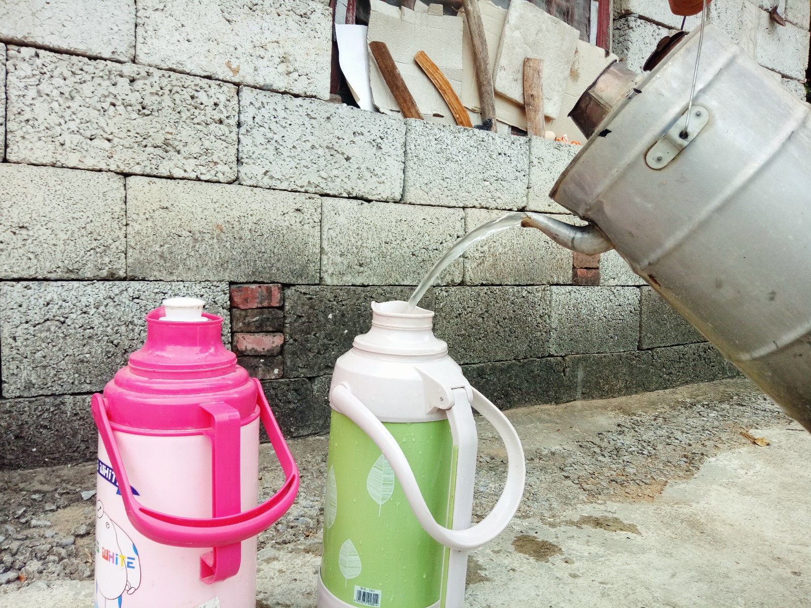 农村土法烧水 家家必备的烧水神器|烧水壶|柴禾|农村_新浪新闻