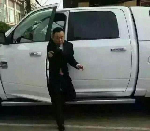 200万的车子吸引关注,潘长江开豪车上路,下车时大家忍不住笑了
