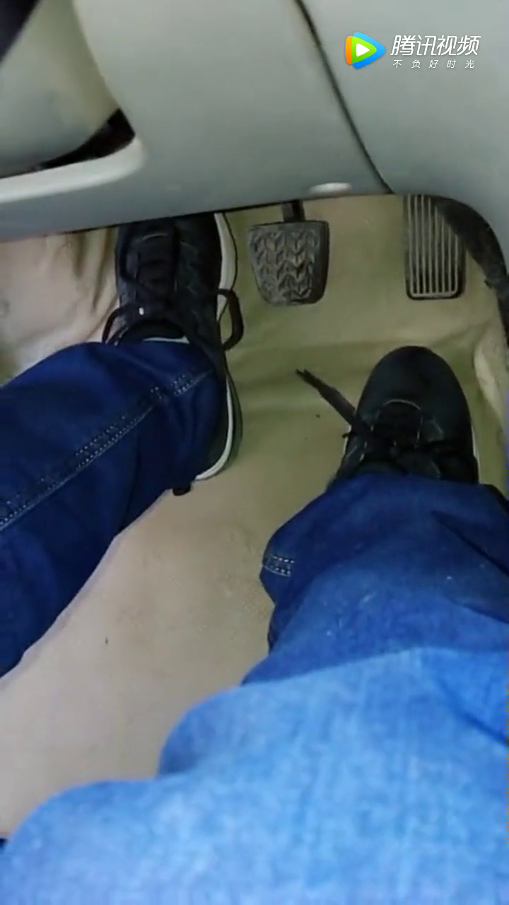 必学开车技巧,老司机倾情传授坡道起步操作技巧