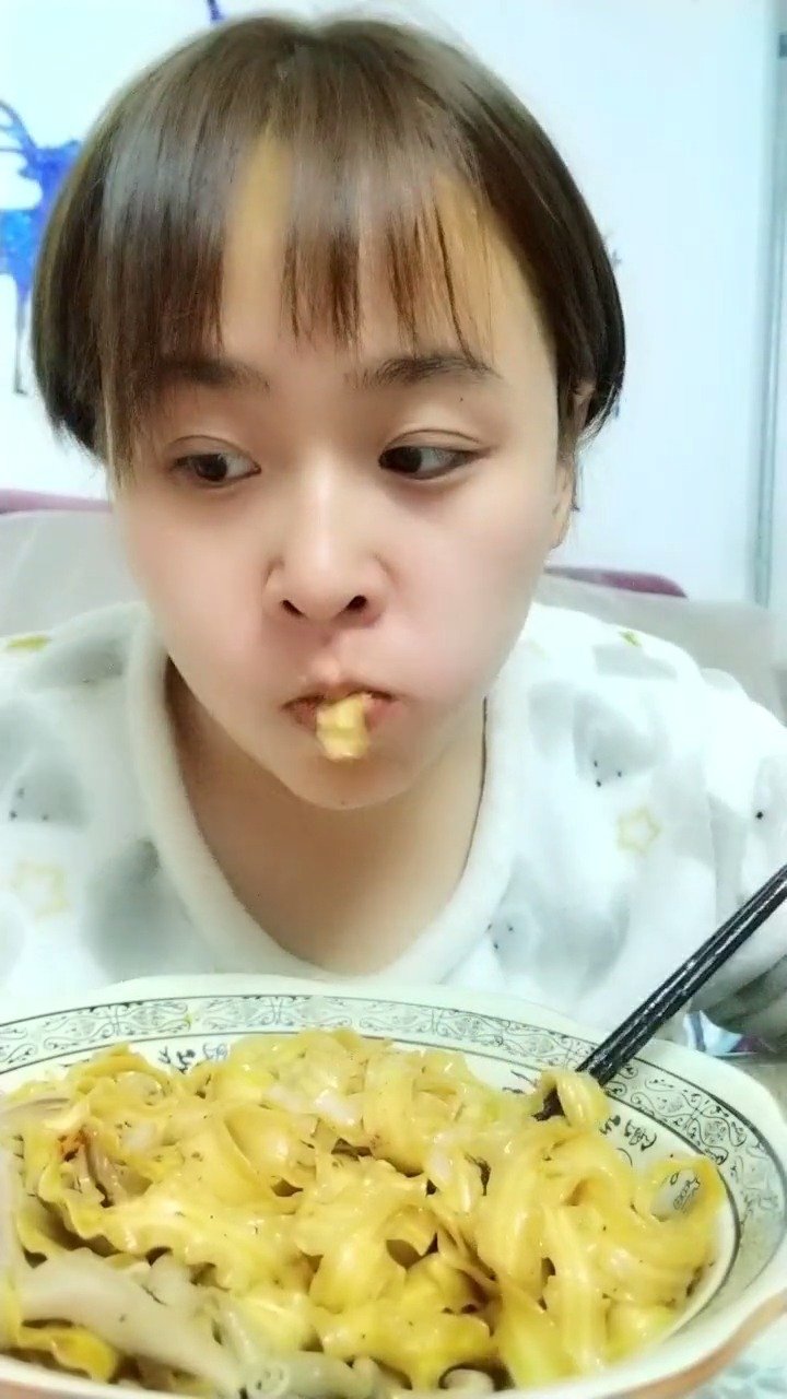 吃播 大脸妹格格(最喜欢看她嗦粉 )