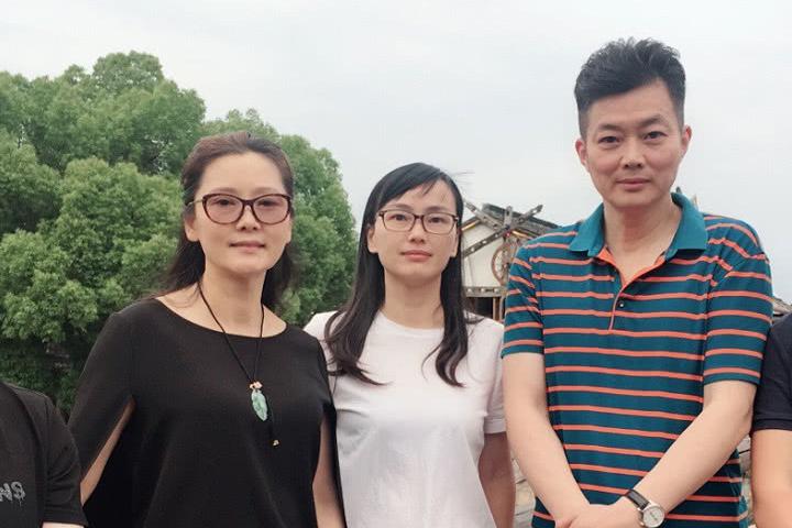 演员何赛飞近照曝光!55岁还能美得这般优雅,穿旗袍尽显好身材