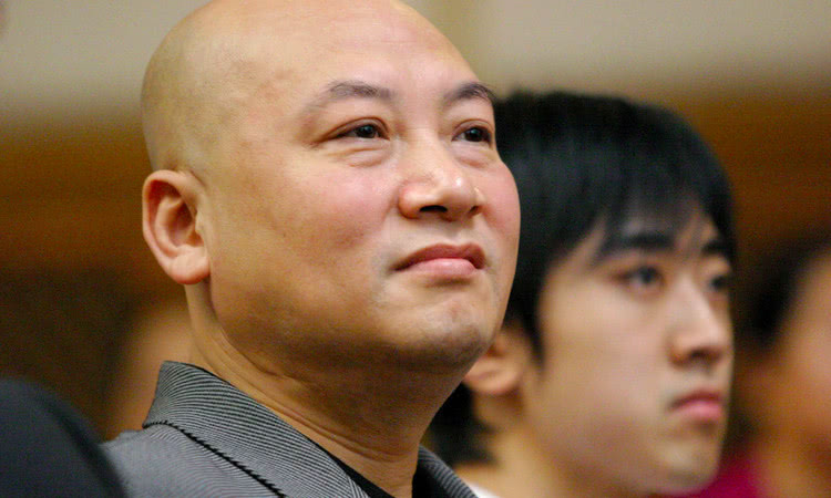 "唐僧"娶大11岁女富豪,妻子身价超500亿,手表带都镶满钻