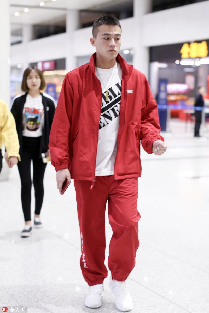 欧豪红红火火走机场 爱情比衣服更红火吧