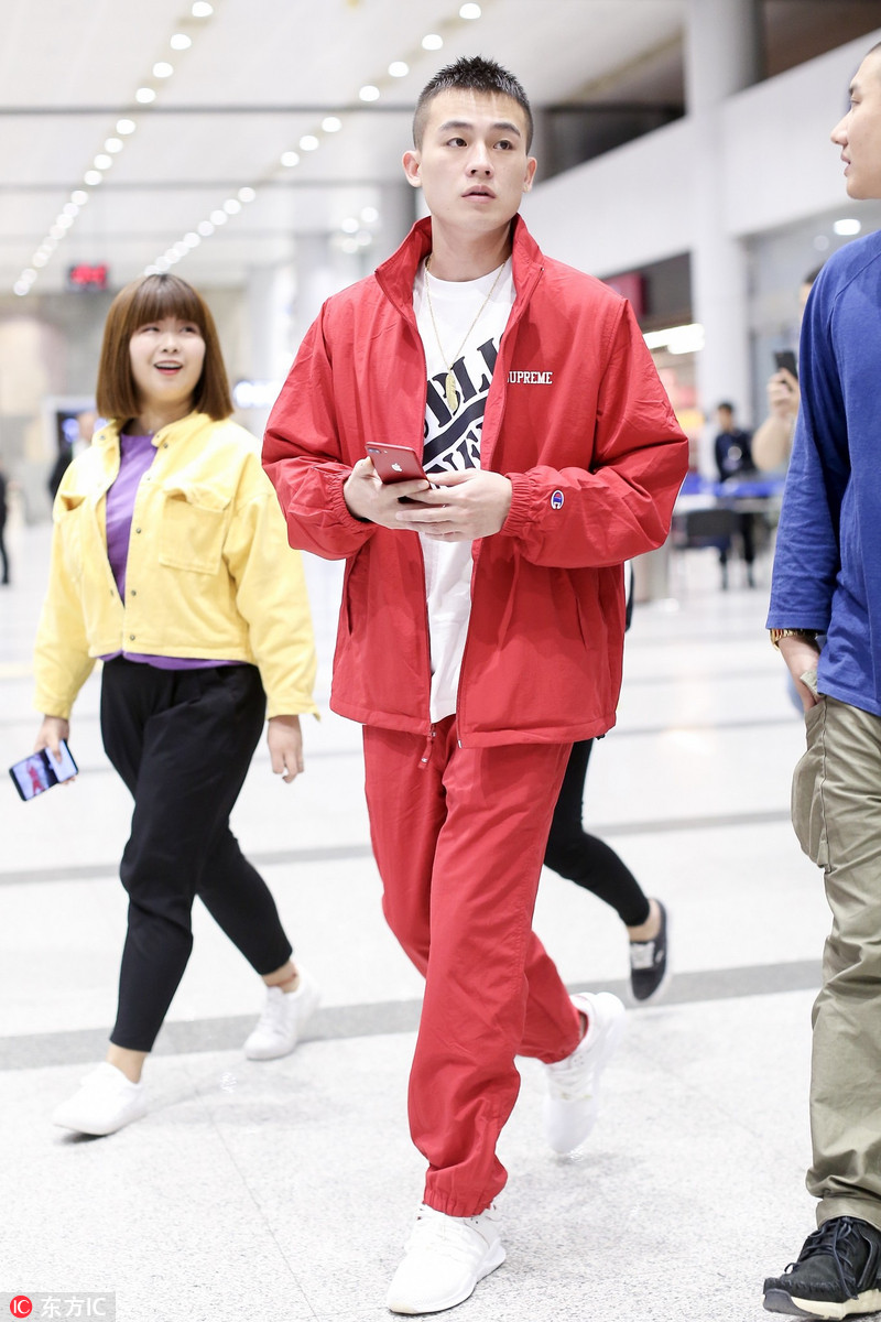 欧豪红红火火走机场 爱情比衣服更红火吧