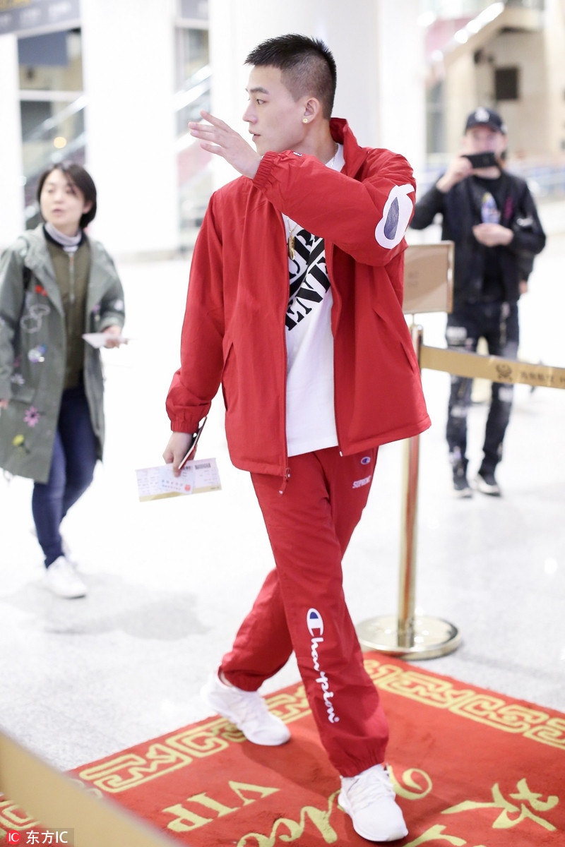 欧豪红红火火走机场 爱情比衣服更红火吧