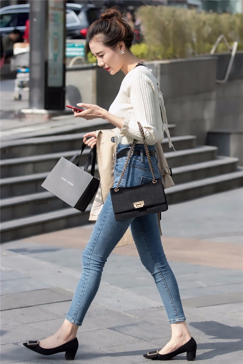 路人街拍,白色针织衫紧身牛仔裤美女,拎着黑色的包包优雅打电话_新浪