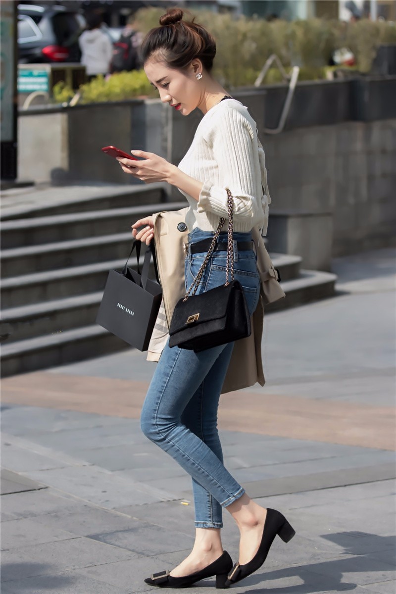 路人街拍,白色针织衫紧身牛仔裤美女,拎着黑色的包包优雅打电话_新浪
