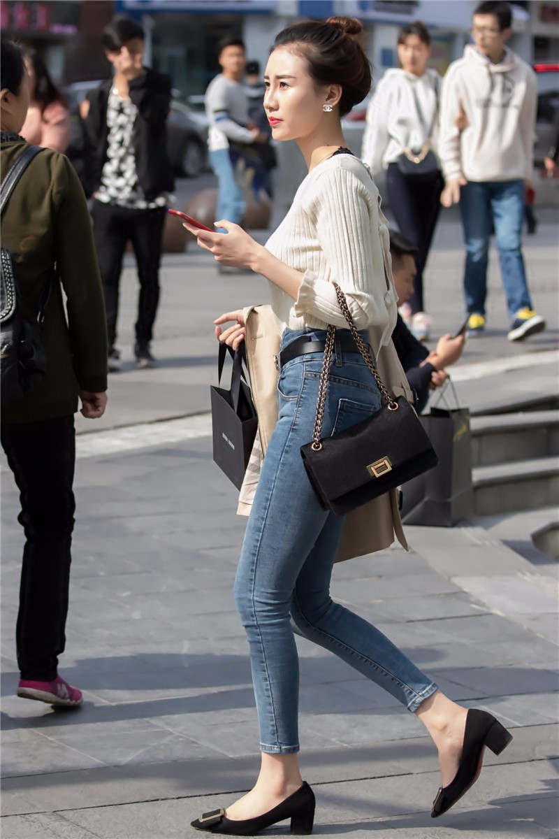 路人街拍,白色针织衫紧身牛仔裤美女,拎着黑色的包包优雅打电话_新浪