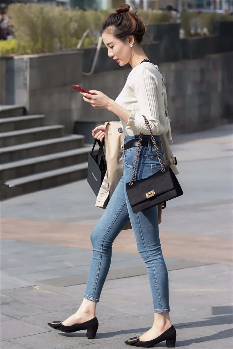 路人街拍,白色针织衫紧身牛仔裤美女,拎着黑色的包包优雅打电话_新浪