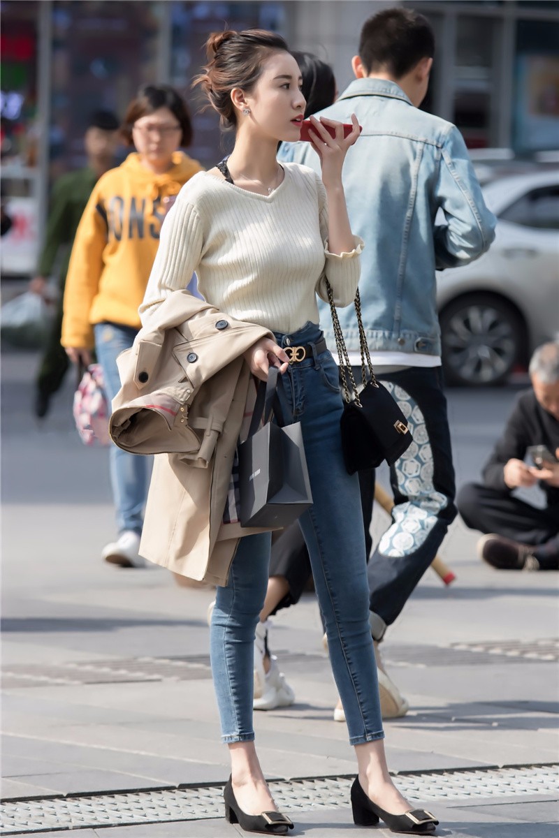 路人街拍,白色针织衫紧身牛仔裤美女,拎着黑色的包包优雅打电话_新浪
