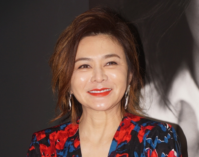 56岁关之琳现身脸部略显僵硬 v字裙性感风韵