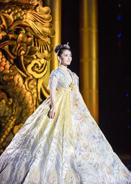 女明星走秀各个气场十足,气势不输超模,你最喜欢谁?