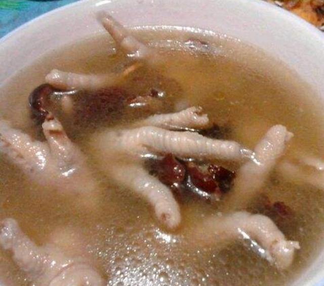 花生红枣鸡脚汤——补血养颜,经常喝皮肤红润有光泽