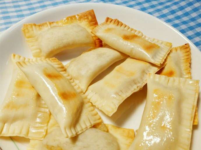 馄饨皮香蕉派,内陷香甜,非常好吃,而且不需要任何的技术