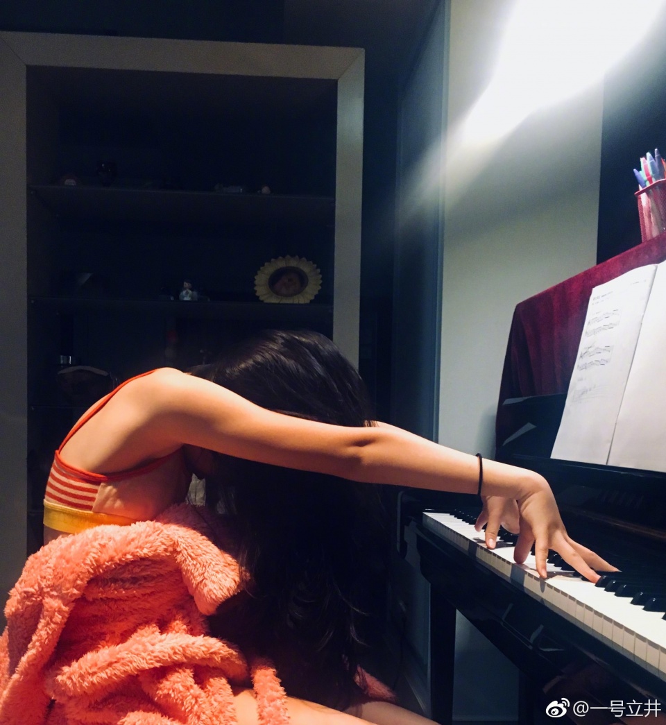 李嫣穿抹胸弹琴风情万种气场超过天后王菲