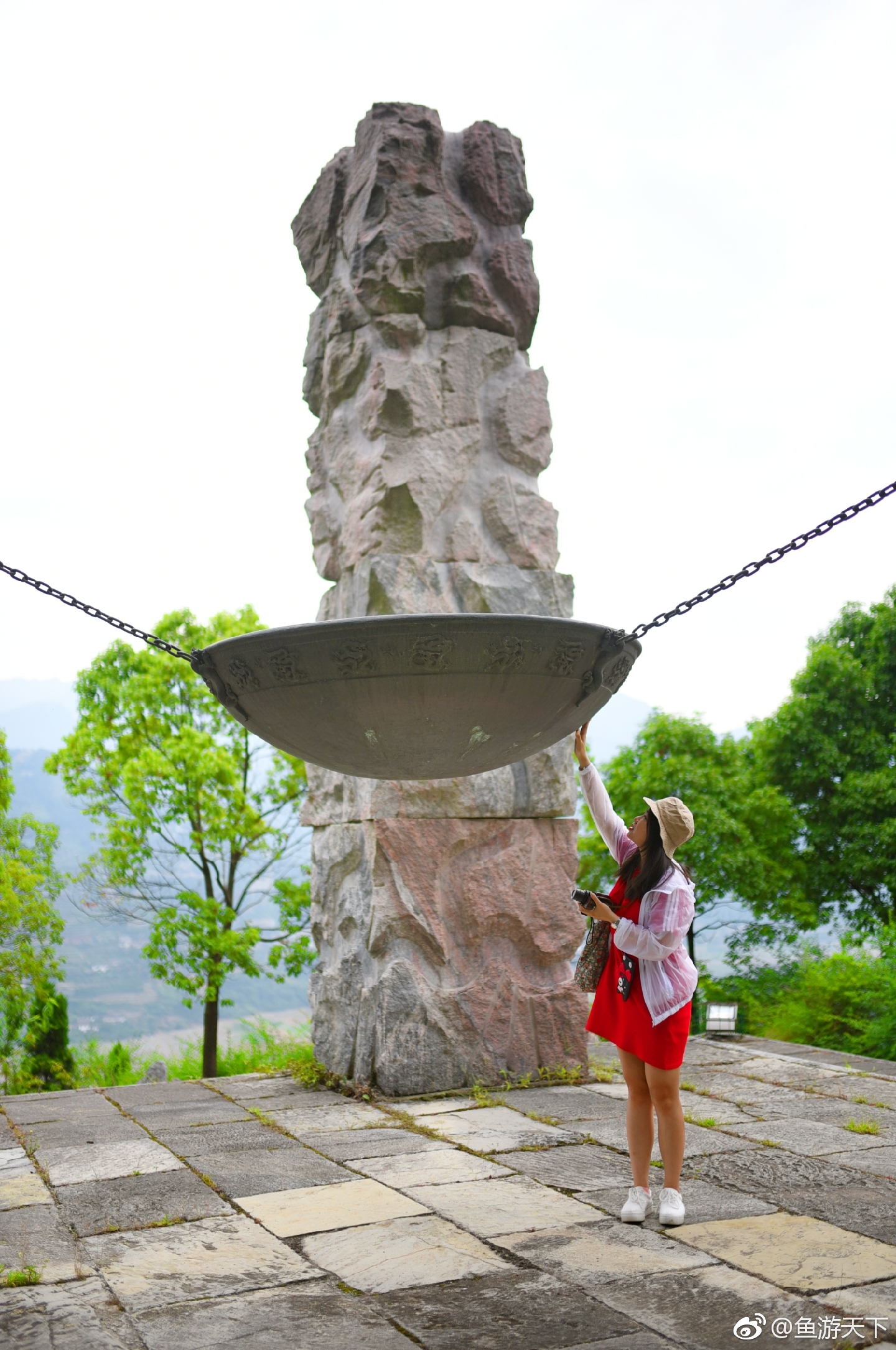 第一次登上秭归县的链子崖,空气清新,十分静谧,颇有"蝉噪林愈静