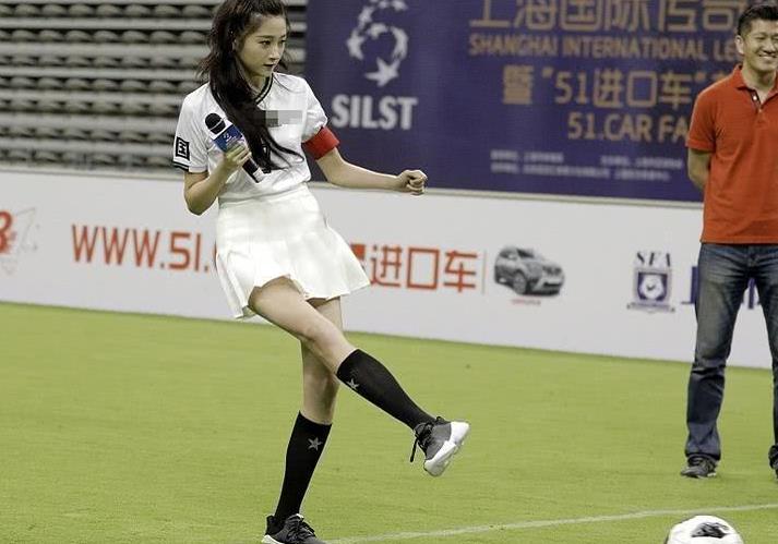 关晓彤化身足球宝贝, 原因是鹿晗喜欢足球? 网友: 羡慕她的腿