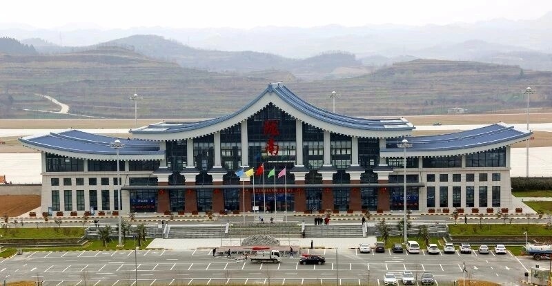 刚刚陇南成县机场正式通航了